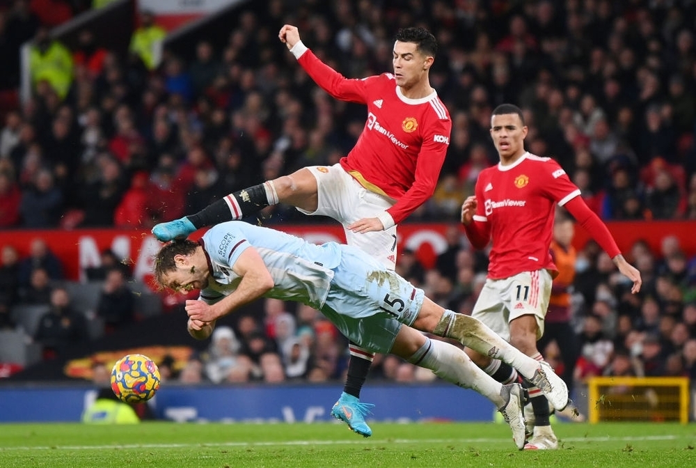 Tái hiện hoàn hảo Fergie time, Man United nẫng tay trên suất Champions League từ đối thủ - Ảnh 2.