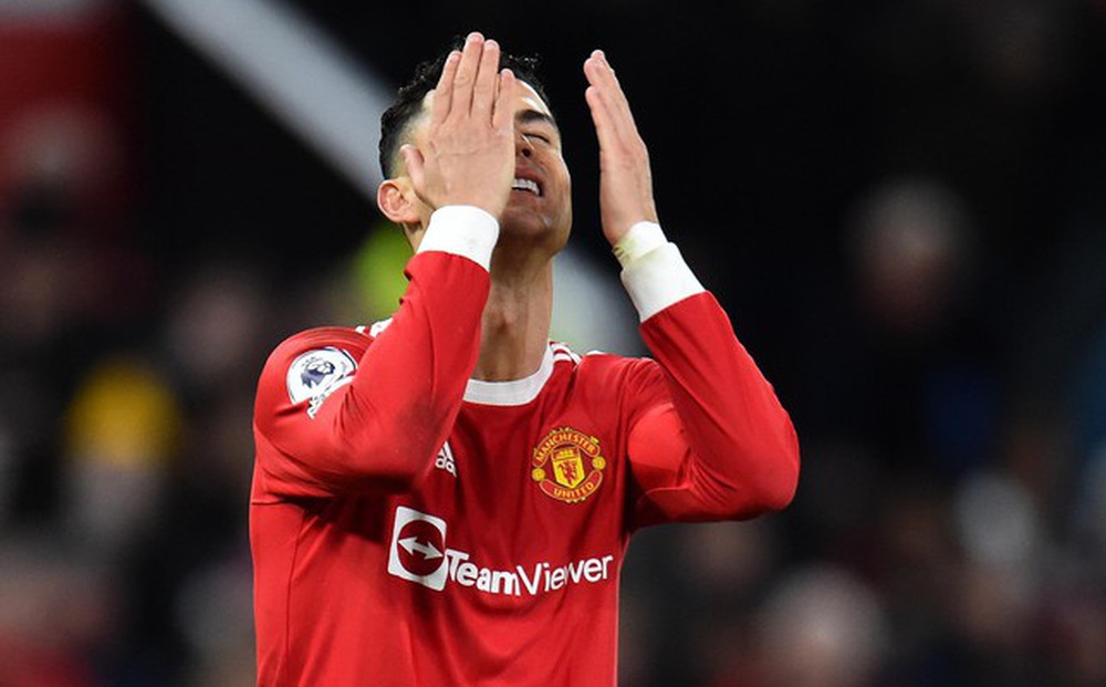 Ronaldo bực bội với Greenwood vì không chuyền bóng