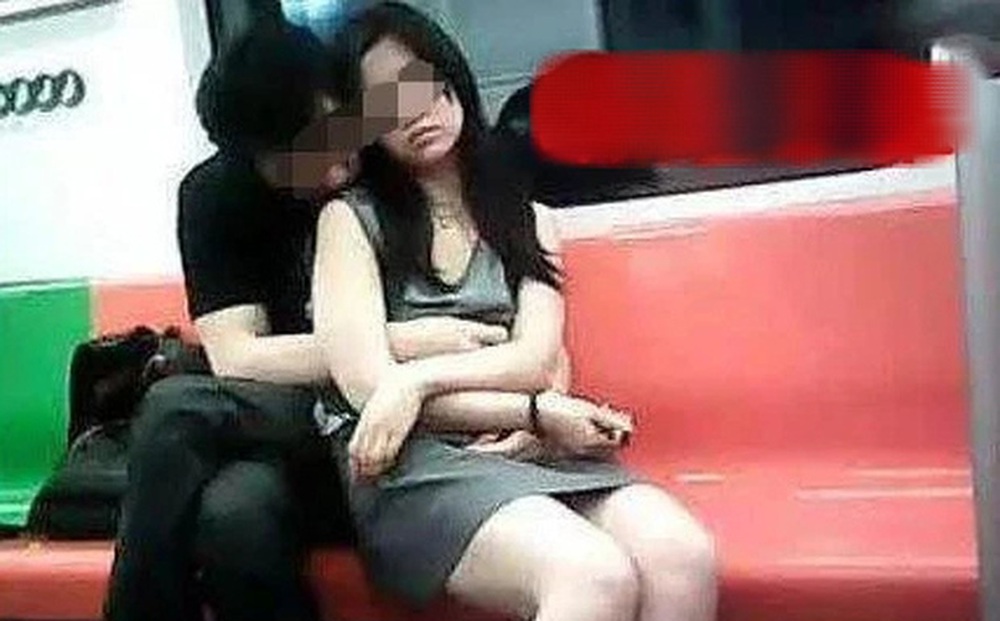 Cặp sinh viên thản nhiên định "mây mưa" trên tàu điện, người xung quanh tiết lộ hành vi gây sốc làm ai đi qua cũng "nóng mặt"