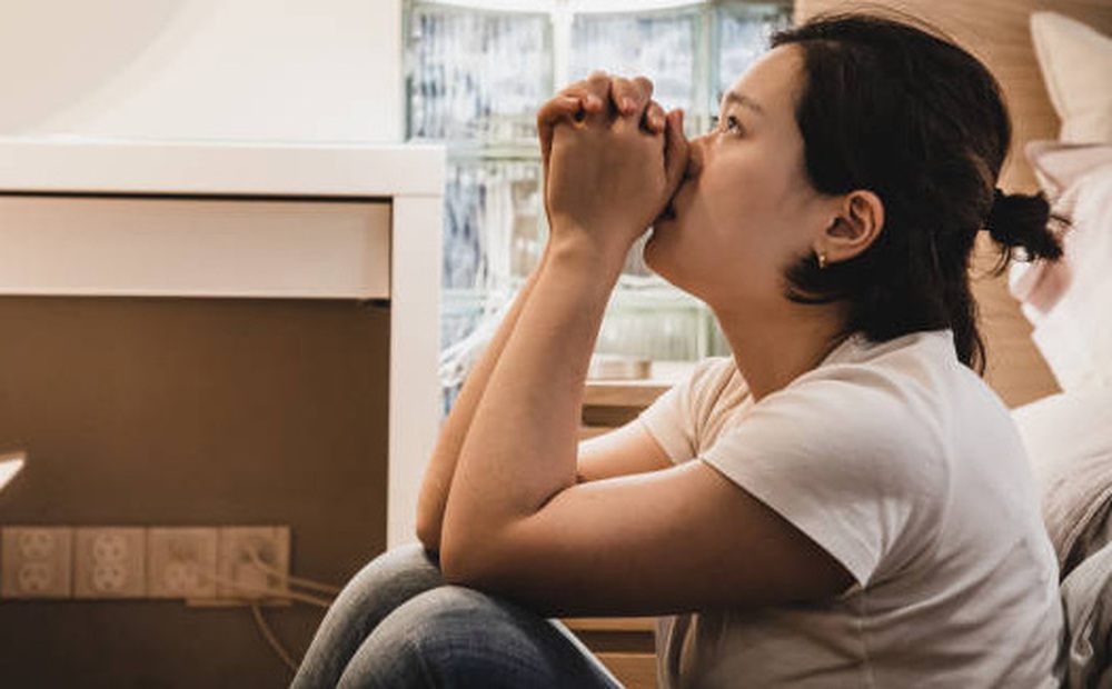 Chồng đi làm về đưa 10 triệu thưởng Tết, vợ mừng rơn rồi chết lặng khi thấy anh cởi áo