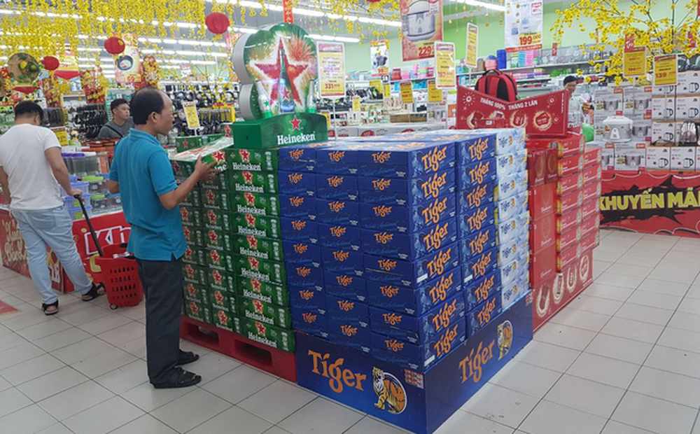 Thị trường bia Tết ảm đạm, người dân lựa chọn 'săn' bia tại siêu thị thay vì mua lẻ bên ngoài