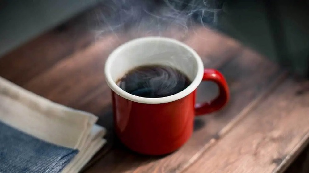 2 kiểu uống cà phê khiến bạn mệt mỏi cả ngày thay vì tỉnh táo: Tiến sĩ Mỹ chỉ cách uống khôn - Ảnh 2.