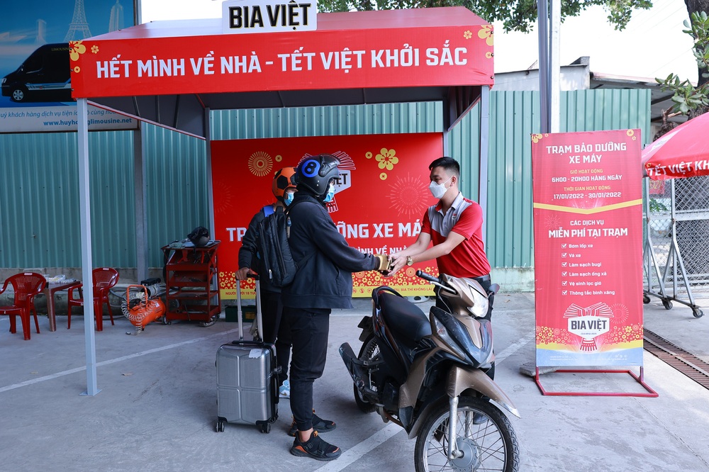 Tết này không ngại đường dài về quê ăn Tết, niềm vui đong đầy trên mỗi trạm dừng chân - Ảnh 2.