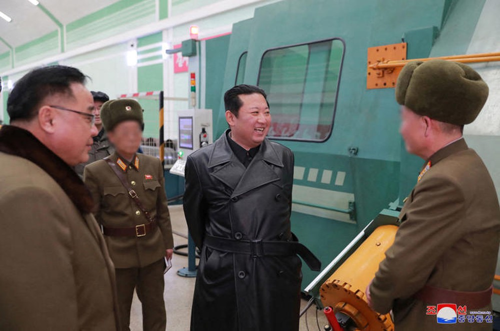 Chủ tịch Kim Jong-un đến thăm nhà máy vũ khí sau khi Triều Tiên thử tên lửa  - Ảnh 4.