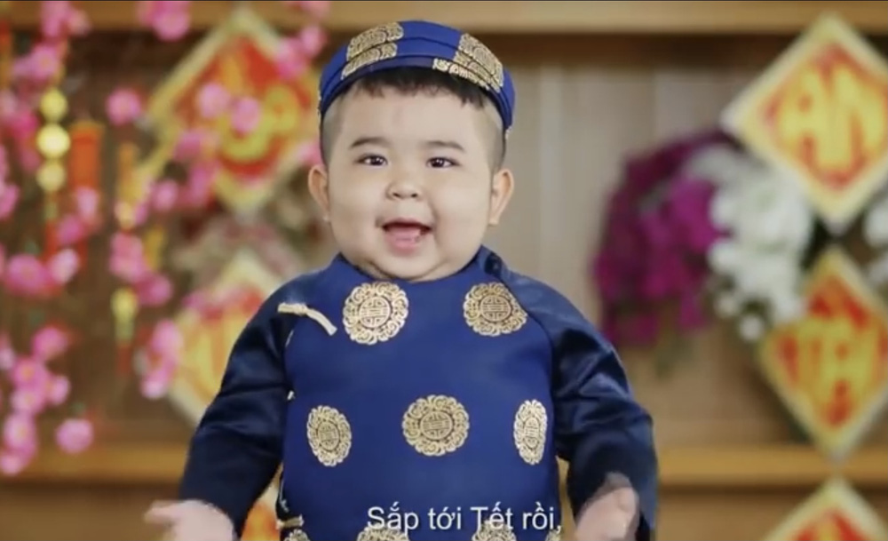 Bé trai mũm mĩm đóng quảng cáo Tết: 4 tuổi đã rất nổi tiếng, nghe giá cát-xê mới choáng - Ảnh 1.