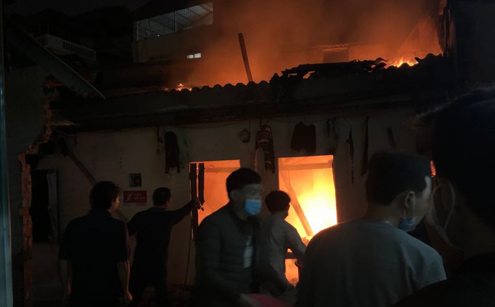 Hà Nội: Sau tiếng nổ đinh tai nhức óc, 2 vợ chồng tử vong trong căn phòng trọ bay mái