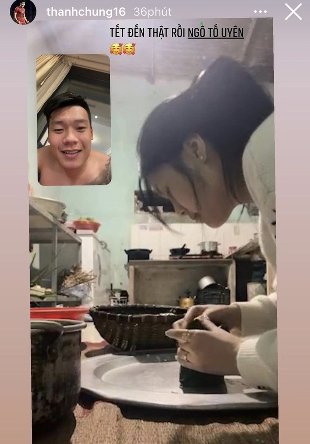 Tết xa nhà, Thành Chung gọi video xem bạn gái gói bánh chưng - Ảnh 1.