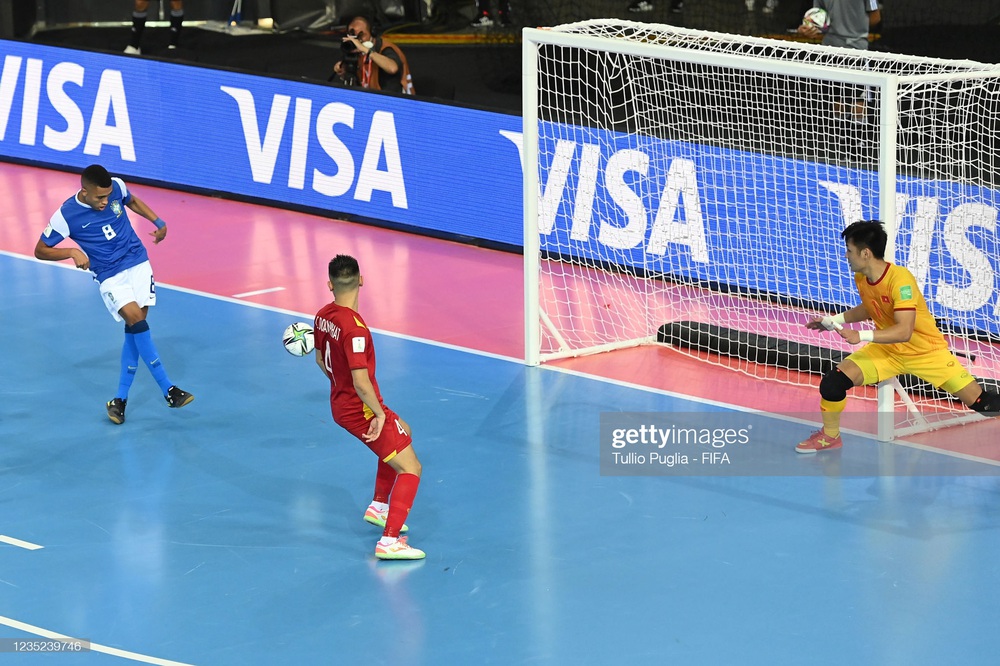 Đằng sau kỳ tích World Cup của Việt Nam, là nỗi sợ thầm kín trên đôi vai người hùng - Ảnh 6.