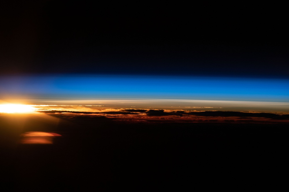 Khoảnh khắc ấn tượng về bình minh trên Trái Đất từ Trạm Vũ trụ Quốc tế ISS - Ảnh 1.