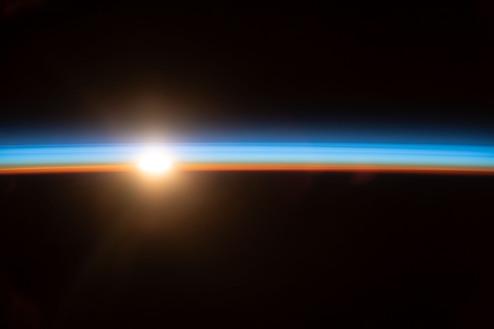 Khoảnh khắc ấn tượng về bình minh trên Trái Đất từ Trạm Vũ trụ Quốc tế ISS - Ảnh 2.