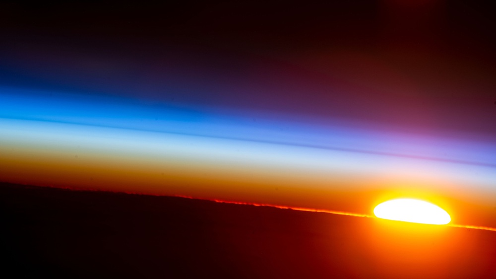 Khoảnh khắc ấn tượng về bình minh trên Trái Đất từ Trạm Vũ trụ Quốc tế ISS - Ảnh 3.