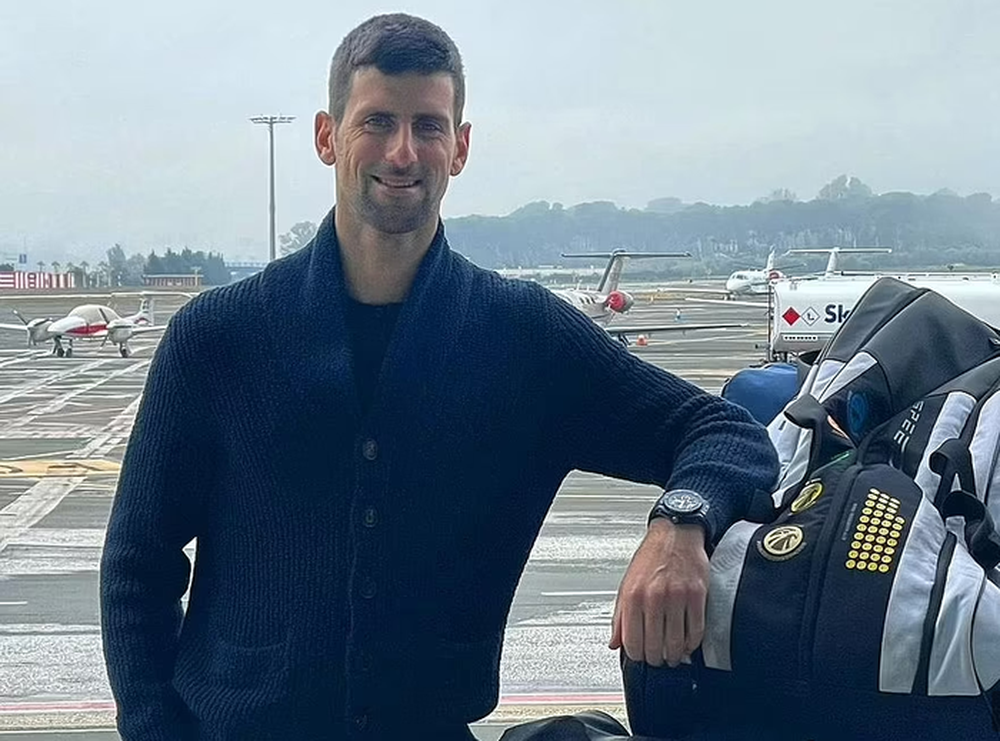 Djokovic bị giam lỏng ở khách sạn tồi tàn, chờ chuyến bay trục xuất khỏi Australia - Ảnh 1.