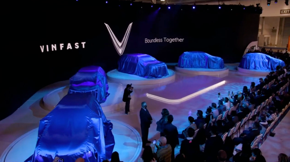 NÓNG: VinFast ra mắt loạt ô tô điện mới, công bố giá VF e35, VF e36 - Ảnh 1.