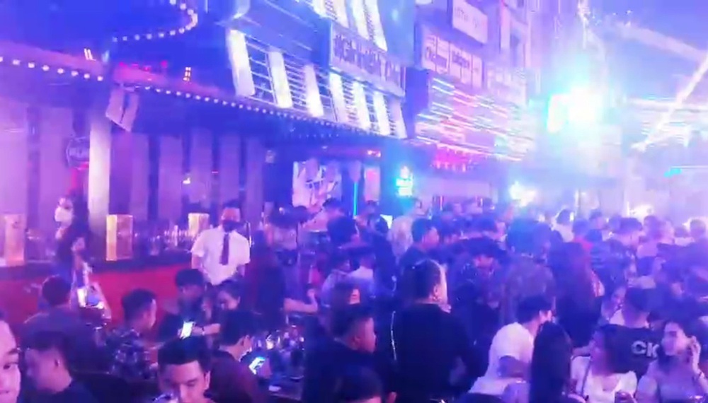 Đột kích nhà hàng ở Sài Gòn, phát hiện nhiều nam thanh nữ tú phê ma túy - Ảnh 2.