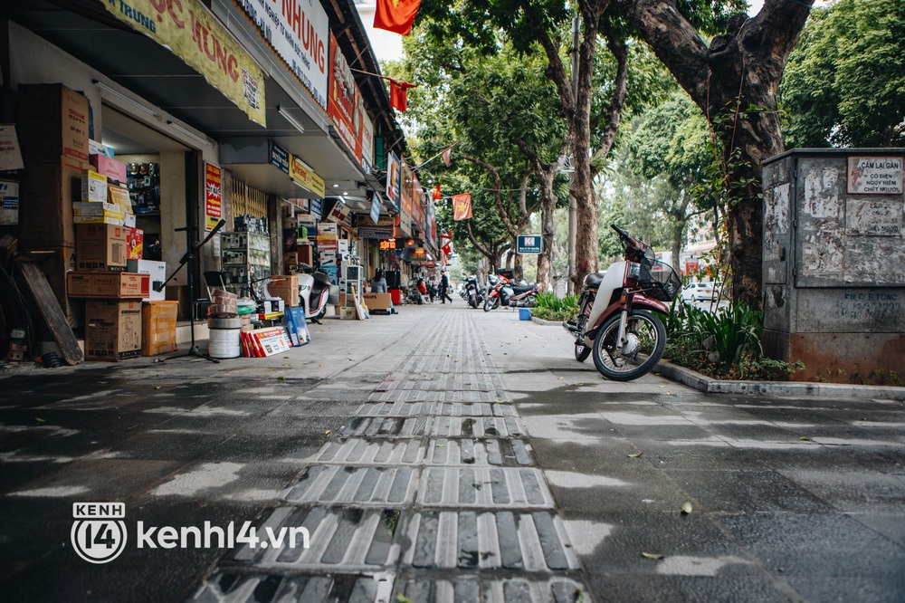 ẢNH: Cận cảnh 5 tuyến phố trung tâm Hà Nội cho phép kinh doanh trên vỉa hè - Ảnh 5.
