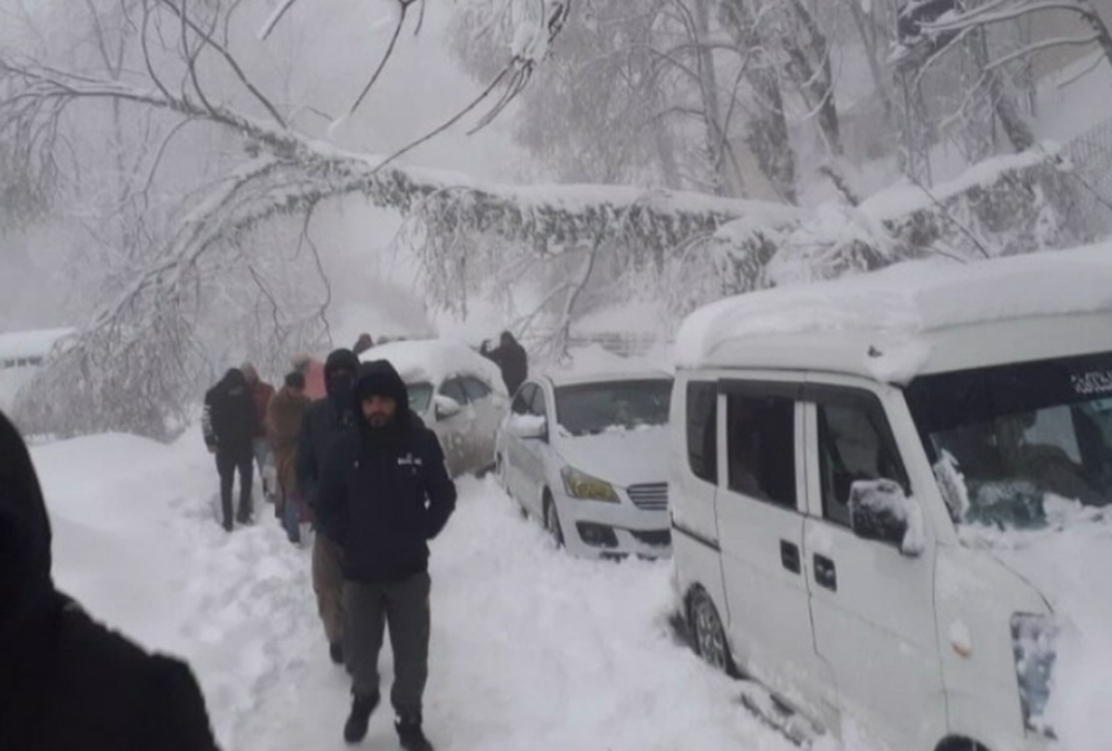 Pakistan: Gặp bão tuyết, 21 người chết cóng trong chính xe ô tô của mình - Ảnh 1.