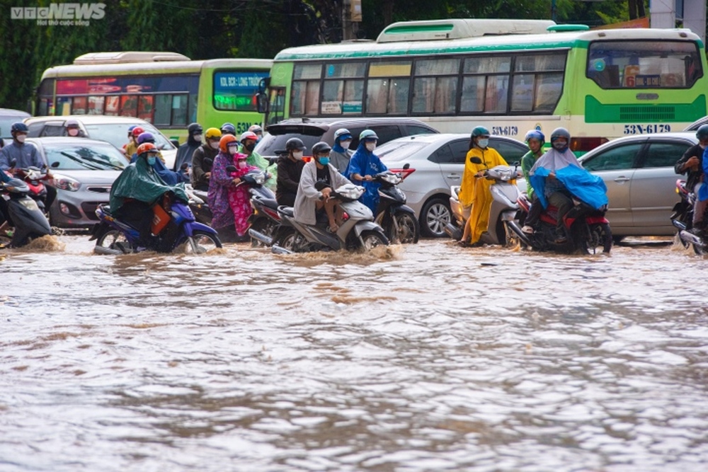 Người dân TP.HCM bì bõm lội nước về nhà sau cơn mưa lớn kéo dài hàng giờ - Ảnh 2.