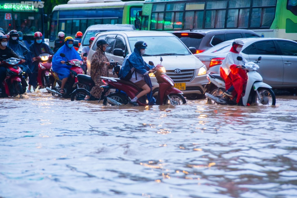 Người dân TP.HCM bì bõm lội nước về nhà sau cơn mưa lớn kéo dài hàng giờ - Ảnh 5.
