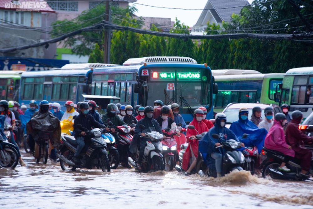 Người dân TP.HCM bì bõm lội nước về nhà sau cơn mưa lớn kéo dài hàng giờ - Ảnh 9.