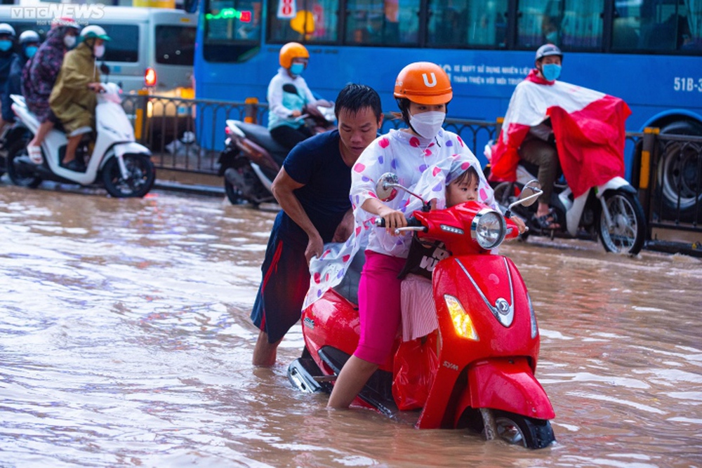 Người dân TP.HCM bì bõm lội nước về nhà sau cơn mưa lớn kéo dài hàng giờ - Ảnh 7.