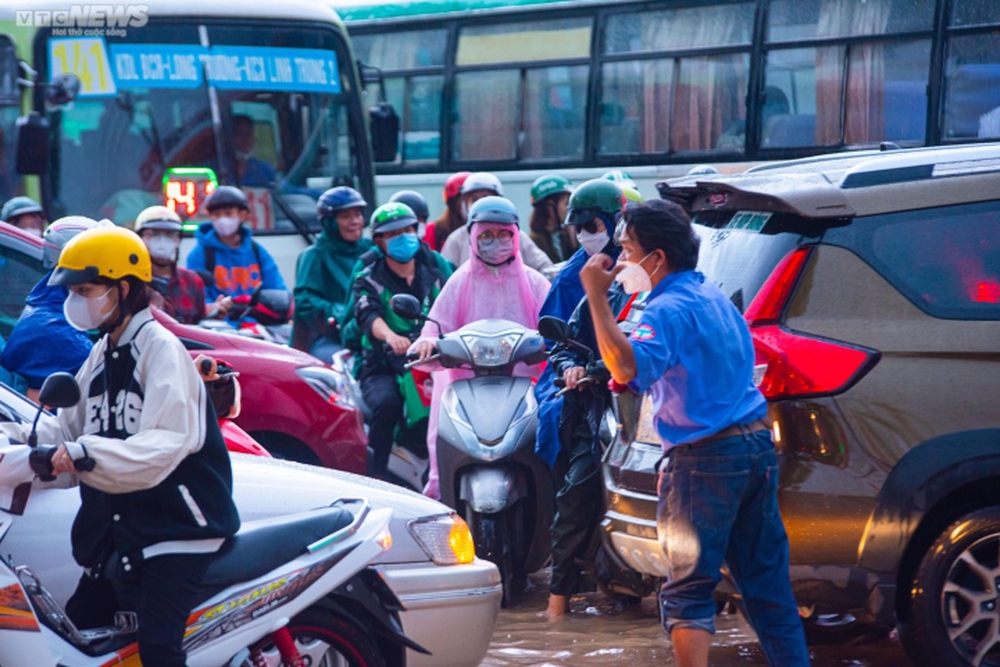 Người dân TP.HCM bì bõm lội nước về nhà sau cơn mưa lớn kéo dài hàng giờ - Ảnh 6.