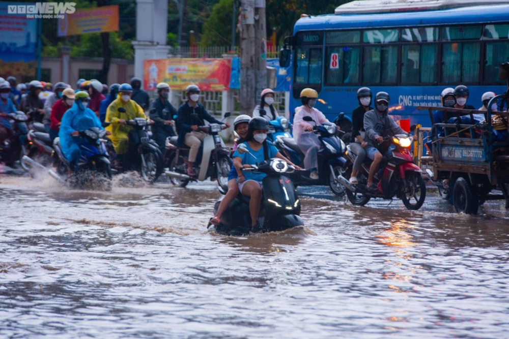 Người dân TP.HCM bì bõm lội nước về nhà sau cơn mưa lớn kéo dài hàng giờ - Ảnh 11.