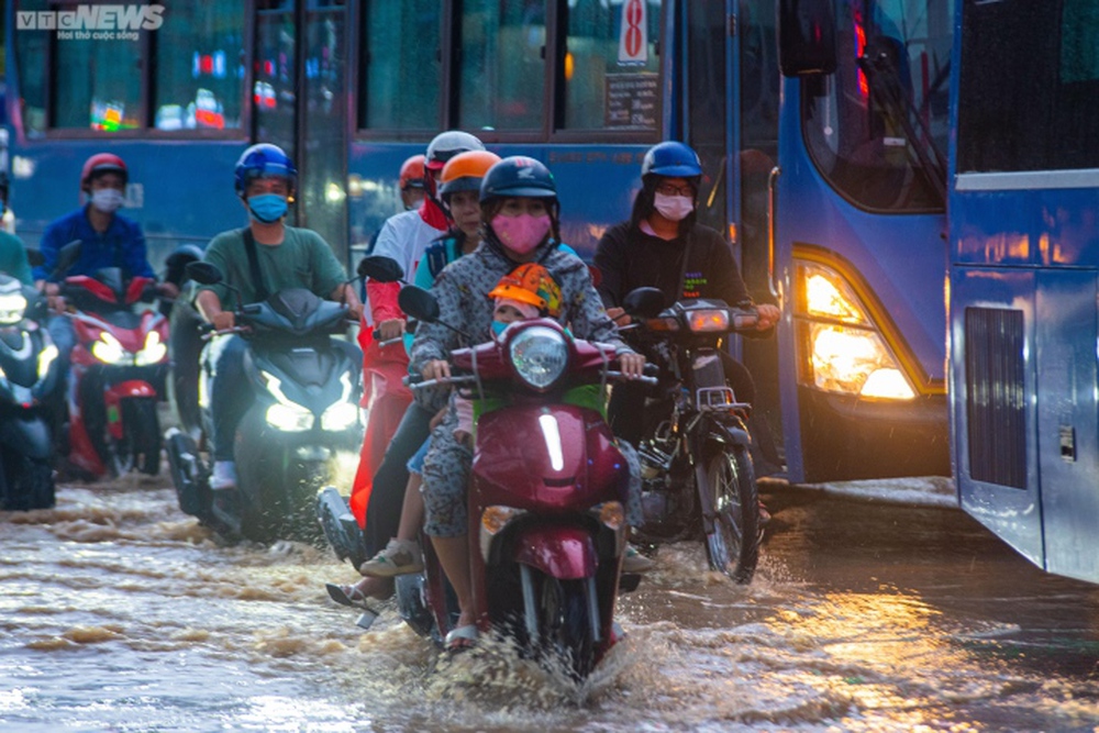 Người dân TP.HCM bì bõm lội nước về nhà sau cơn mưa lớn kéo dài hàng giờ - Ảnh 3.