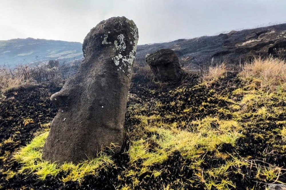 Cháy rừng ở Đảo Phục sinh đe dọa di sản tượng đá điêu khắc nổi tiếng - Ảnh 1.