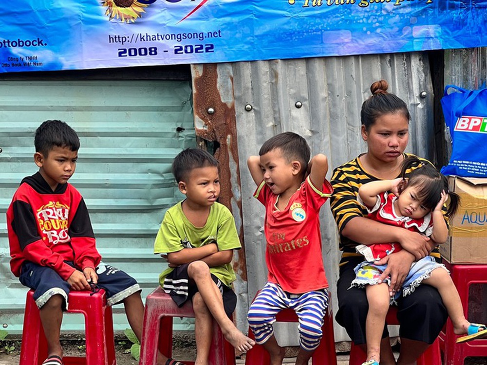 Xót lòng trước những đôi chân trẻ mưng mủ - Ảnh 2.