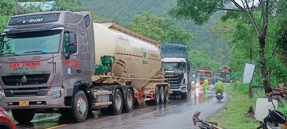 Quảng Nam: Chính quyền dùng xe tải đưa học sinh, người dân vượt lũ về nhà