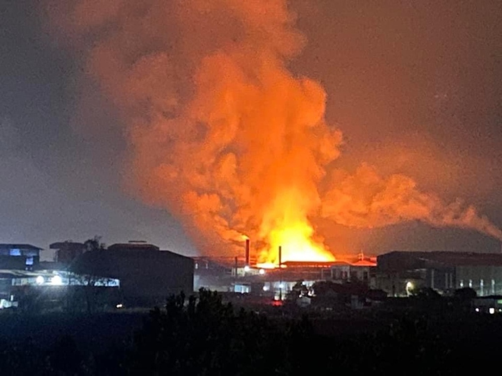 Cháy ngùn ngụt tại công ty giấy ở Bắc Ninh - Ảnh 1.
