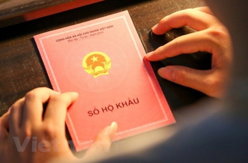 Người dân chật vật khi sổ hộ khẩu giấy bị thu hồi: Cơ quan chức năng nói gì? - Ảnh 1.