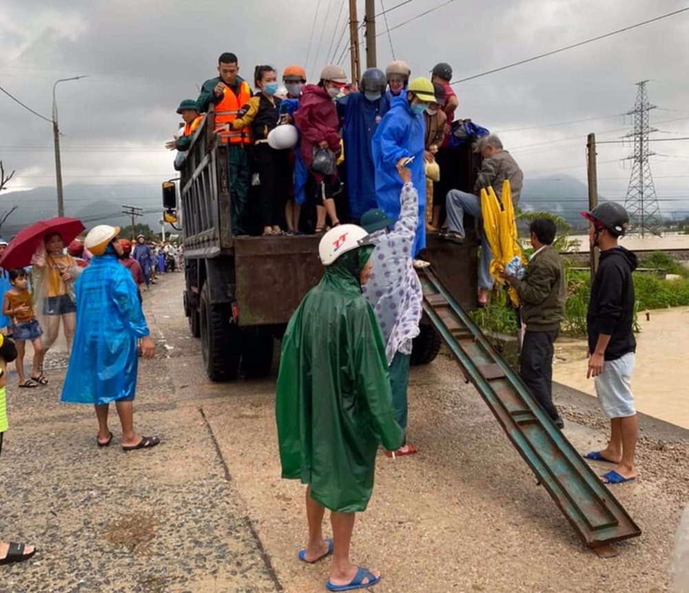 Quảng Nam: Chính quyền dùng xe tải đưa học sinh, người dân vượt lũ về nhà - Ảnh 3.