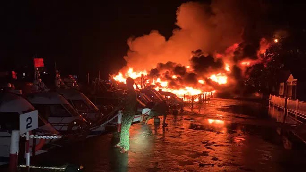 NÓNG: Hàng loạt ca nô tại bến du lịch Cửa Đại bốc cháy dữ dội - Ảnh 2.