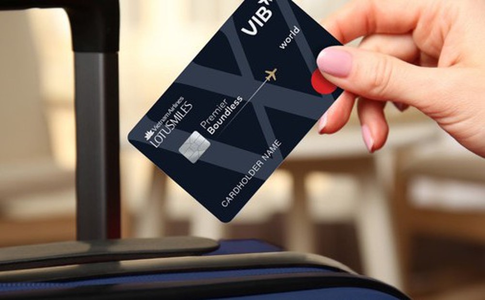 Hai tấm thẻ tín dụng cho phép sử dụng không giới hạn phòng chờ sân bay