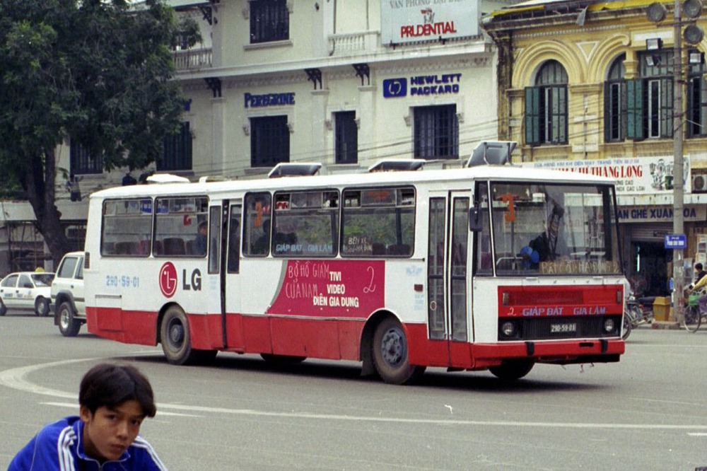 Ảnh Hô biến xe buýt cũ nát đồ phế thải thành quán cà phê đẹp xuất sắc ở  Hà Nội