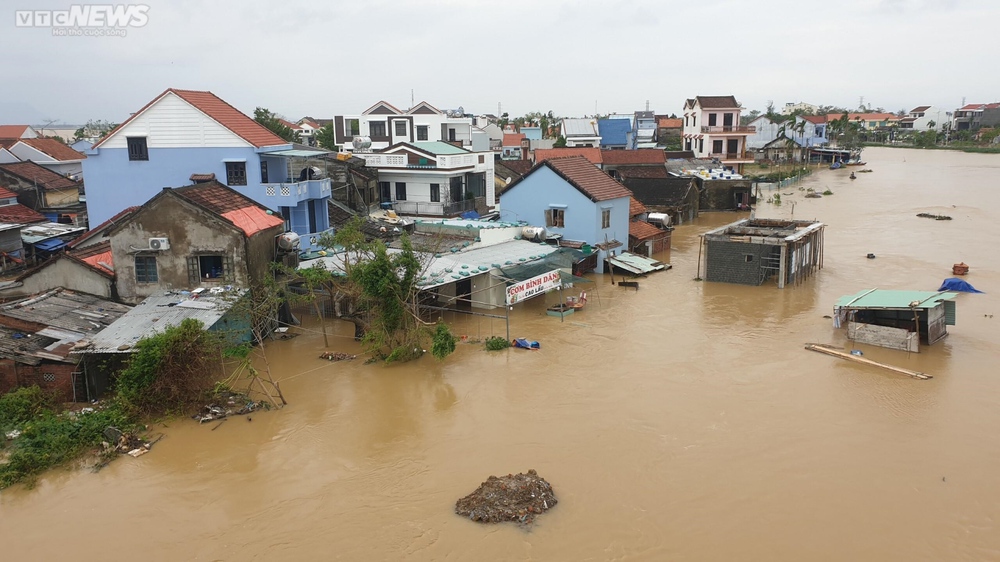 Phố cổ Hội An chìm trong biển nước, du khách lưu trú khu An Hội khăn gói sơ tán - Ảnh 13.