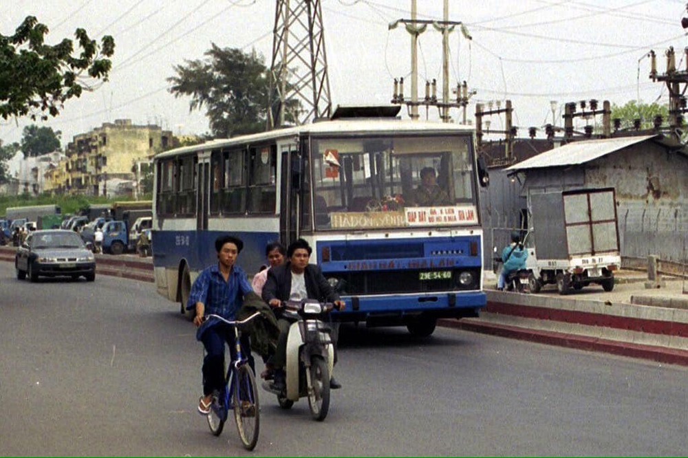 Chùm Ảnh: Hà Nội cũ cùng các mẫu xe bus KAROSA những năm 1990