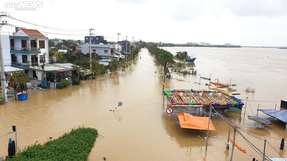 Phố cổ Hội An chìm trong biển nước, du khách lưu trú khu An Hội khăn gói sơ tán - Ảnh 16.