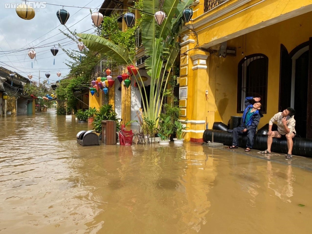 Phố cổ Hội An chìm trong biển nước, du khách lưu trú khu An Hội khăn gói sơ tán - Ảnh 7.