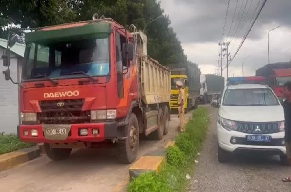 Bắt nhóm cò bao xe quá tải qua Trạm CSGT Suối Tre