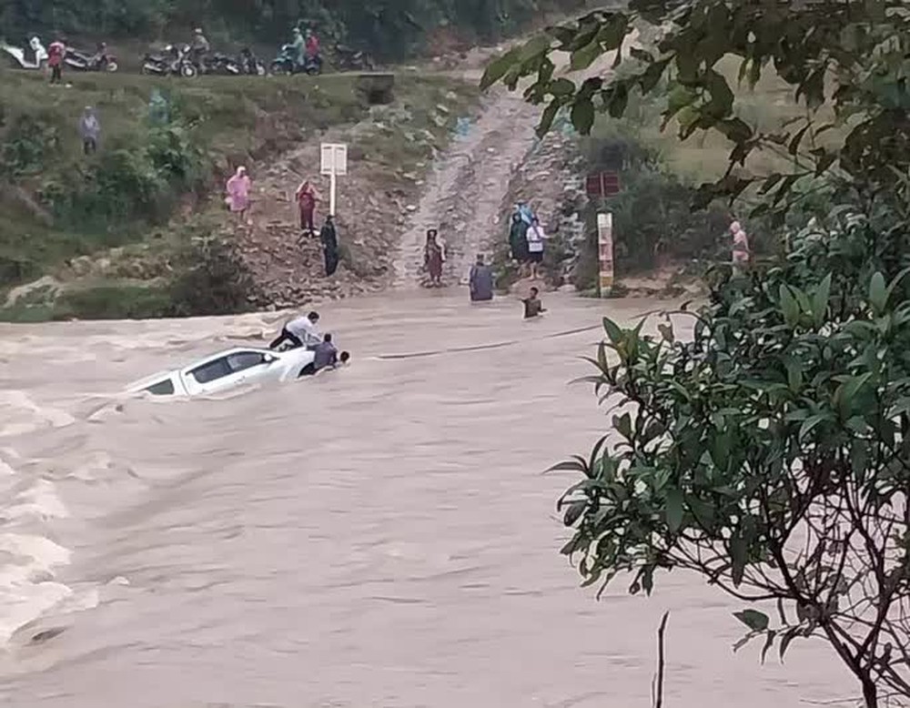 24 giờ ngăn ôtô của thầy giáo bị lũ cuốn trôi