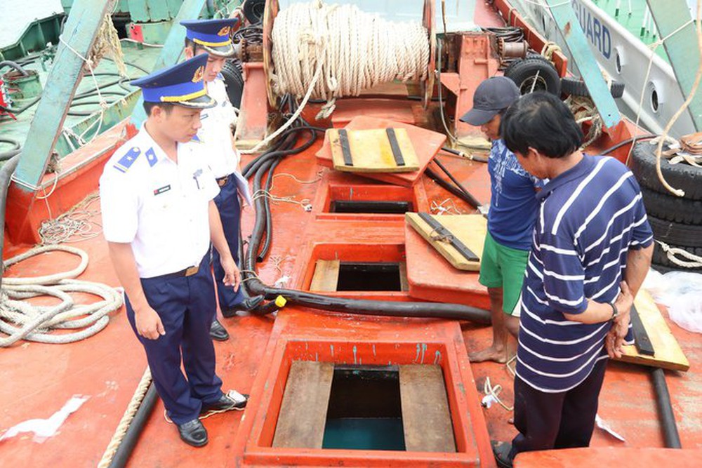 Tạm giữ tàu chở 46.000 lít dầu DO không rõ nguồn gốc