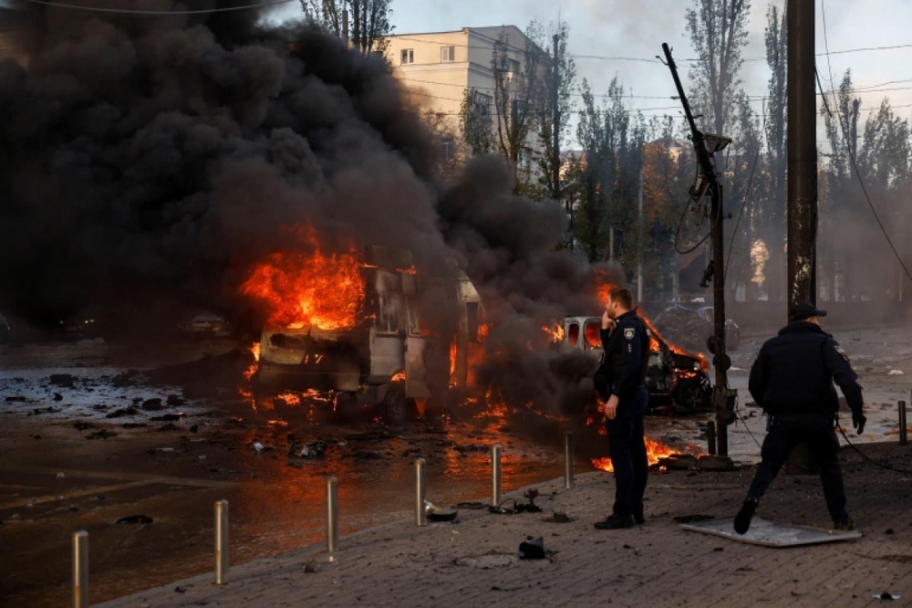 Lãnh sự quán Đức tại Ukraine bị đánh trúng trong cuộc tấn công tên lửa - Ảnh 1.