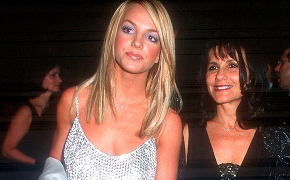 Britney Spears bị mẹ tát vì tiệc tùng đến 4 giờ sáng