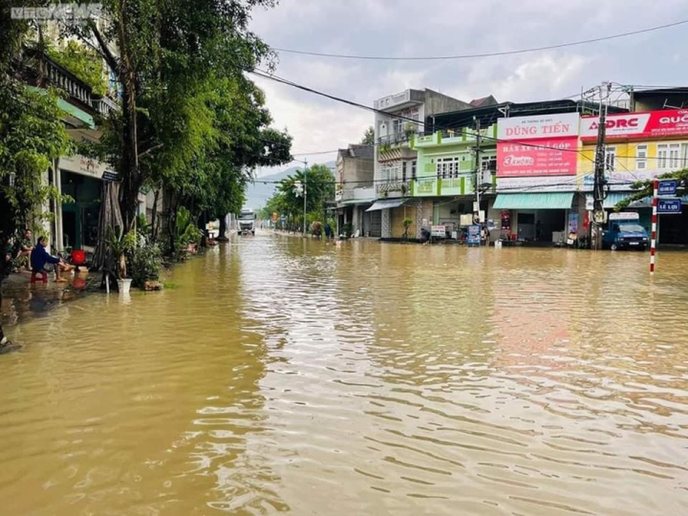 Phú Yên: Một thị trấn bị cô lập hoàn toàn do mưa lớn - Ảnh 2.