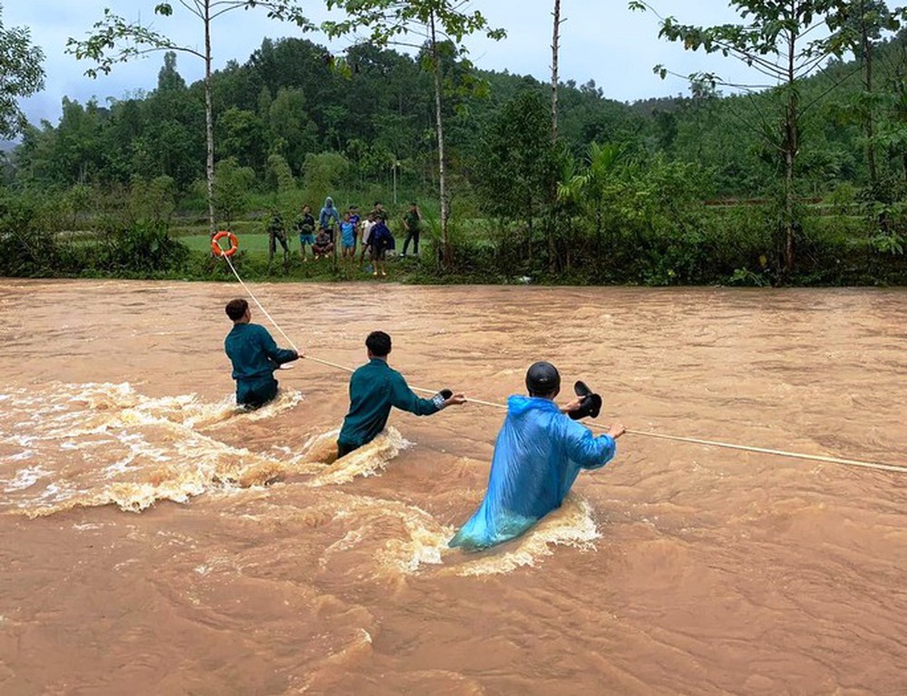 Bộ đội, dân quân giăng dây vượt suối, đưa người dân đi tránh sạt lở - Ảnh 5. Bộ đội, dân quân giăng dây vượt suối, đưa người dân đi tránh sạt lở - Ảnh 5.