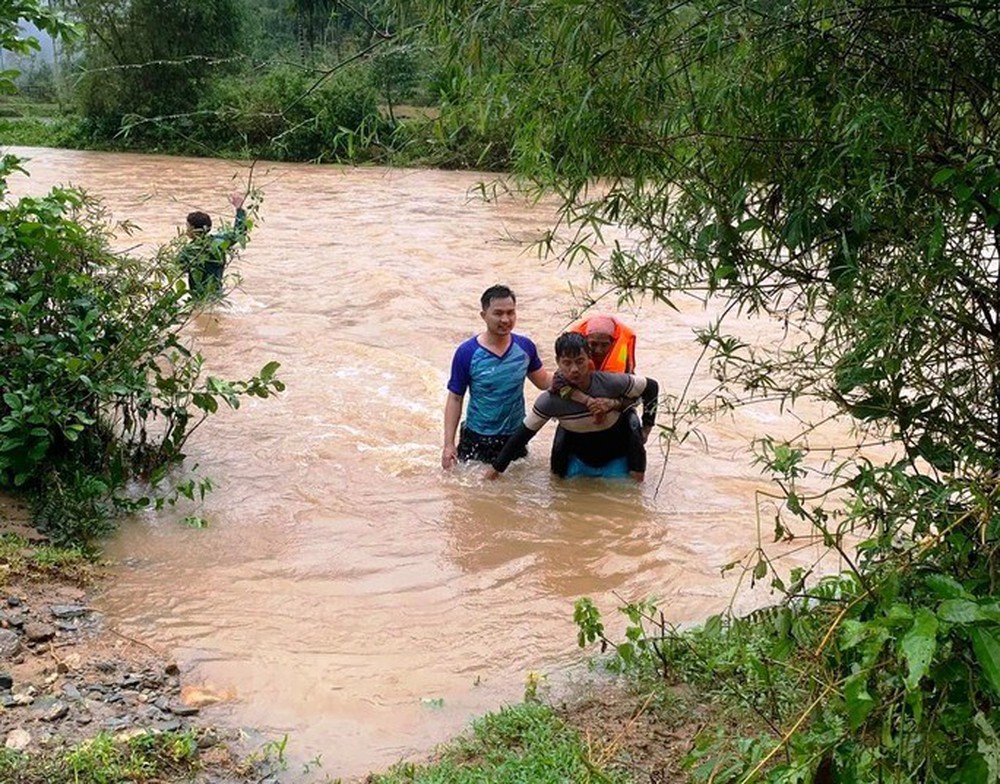 Bộ đội, dân quân giăng dây vượt suối, đưa người dân đi tránh sạt lở - Ảnh 4. Bộ đội, dân quân giăng dây vượt suối, đưa người dân đi tránh sạt lở - Ảnh 4.