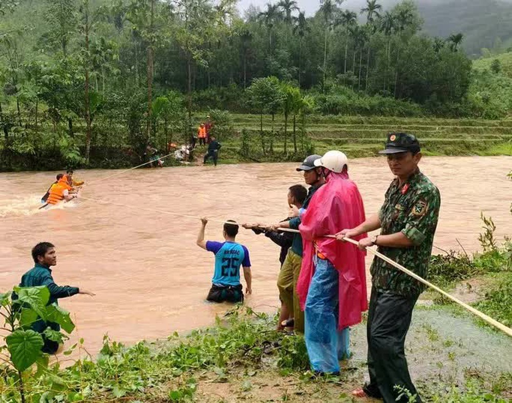 Bộ đội, dân quân giăng dây vượt suối, đưa người dân đi tránh sạt lở - Ảnh 1. Bộ đội, dân quân giăng dây vượt suối, đưa người dân đi tránh sạt lở - Ảnh 1.