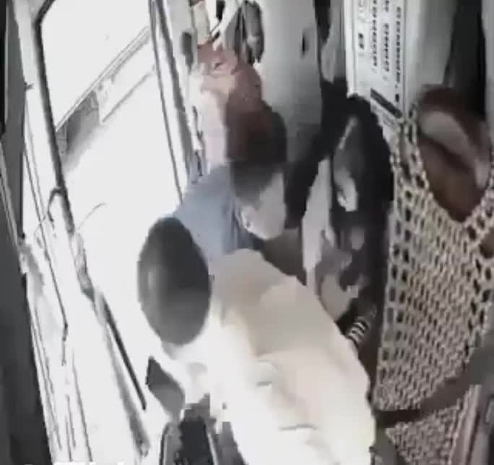 Xôn xao clip nhân viên nhà xe “đè” cô gái trên xe khách